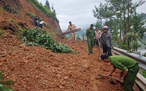 Sạt lở gây ách tắc giao thông trên nhiều tuyến đường huyết mạch ở Điện Biên   - Ảnh 6.