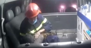 Xúc động chiến sĩ PCCC ôm bé trai lao ra từ vụ cháy, sơ cứu trên xe cấp cứu