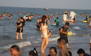 Nghệ An: Dòng người đổ về kín bãi biển, Cửa Lò dự kiến đón 60.000 du khách