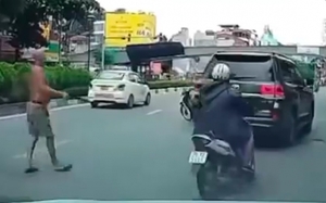Người phi dao vào xe Toyota Land Cruiser trên đường phố Hà Nội có thể bị xử lý thế nào?