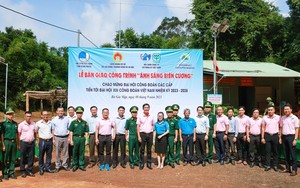 C.P. Việt Nam bàn giao công trình “Ánh sáng biên cương” năm 2023 cho Đồn Biên phòng Đăk Ơ 