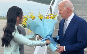 Nữ sinh Hà Nội tiết lộ giây phút ý nghĩa tặng hoa cho Tổng thống Mỹ Joe Biden