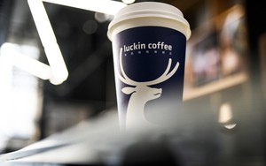 Từng nộp đơn xin phá sản, Luckin Coffee đã 'đánh bại' Starbucks tại Trung Quốc: Chiến lược cạnh tranh cực kỳ 'cơ bản'