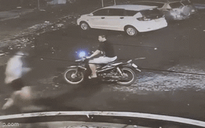 Clip NÓNG 24h: Tài xế xe ôm &quot;tung cước&quot; đạp hai tên cướp xe máy trên phố tại TP.HCM