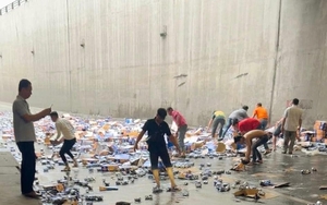 Nhiều người dân giúp tài xế dọn hàng trăm thùng bia đổ tràn trong hầm chui tại ngã tư Vũng Tàu