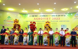 Phó Chủ tịch Hội NDVN Cao Xuân Thu Vân tham gia cắt băng khai mạc hội chợ lớn nhất ngành nông nghiệp