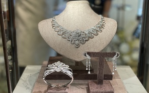 Mùa cưới bắt đầu, thị trường trang sức cưới lần đầu tiên có sản phẩm trầu têm cánh phượng với 1.000 viên kim cương