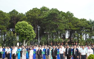 Đoàn đại biểu dự Đại hội Hội Nông dân tỉnh Đắk Lắk viếng Nghĩa trang liệt sĩ