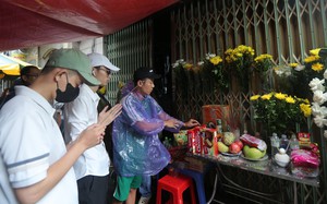Hàng trăm người dân Hà Nội đội mưa đặt hoa tưởng niệm các nạn nhân vụ cháy chung cư mini