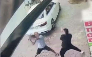 Clip NÓNG 24h: Xôn xao clip người đàn ông cầm kiếm dài 1m chém người trên phố