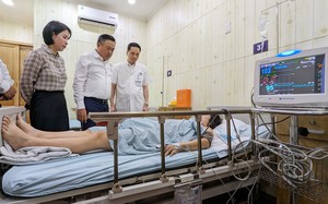 Chủ tịch Hà Nội Trần Sỹ Thanh rút ngắn chuyến công tác nước ngoài, đến thăm nạn nhân vụ cháy chung cư mini