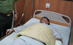 Ngăn vụ đánh ghen, 1 cảnh sát khu vực ở Hà Nội bị đối tượng cầm dao đâm vào tay