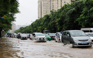 Ký ức Hà Nội: Tình bạn và sự chia sẻ ngọt bùi trong trận lụt lịch sử tại Thủ đô