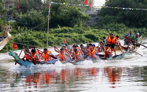 Hà Tĩnh: Người dân xuống thuyền, thi nhau vượt đường đua trên sông Rào Cái