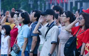 Hàng nghìn người xếp hàng xem lễ Chào cờ sáng 2/9 trên Quảng trường Ba Đình