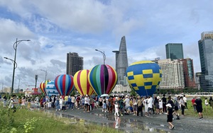 Hàng ngàn người dân Sài Gòn chen chúc nhau xem khinh khí cầu