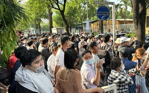 CEO Nguyễn Phương Hằng cùng 4 đồng phạm chính thức hầu tòa, hàng trăm người dân theo dõi bên ngoài