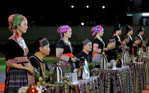 Du khách thích thú xem trình diễn pha trà, thưởng trà tại lễ hội trà Shan Tuyết huyện Văn Chấn