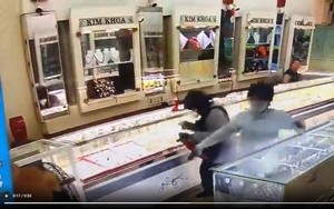 Truy bắt đôi nam nữ mang vật nghi súng cướp tiệm vàng ở Khánh Hòa