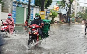 Áp thấp nhiệt đới đã tiến vào đất liền các tỉnh Quảng Trị-Thừa Thiên Huế, gió giật cấp 8