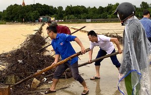 Mưa xối xả, nhiều tuyến đường ở huyện miền núi Hà Tĩnh sạt lở, bản làng bị chia cắt