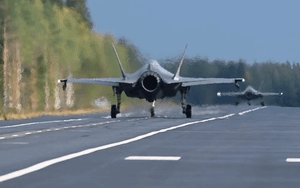Cảnh tiêm kích F-35A lần đầu cất hạ cánh trên đường cao tốc tại châu Âu