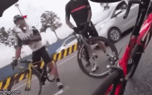 Clip NÓNG 24h: Đi vào đường cấm bị nhắc nhở, đoàn xe đạp bao vây đòi "hơn thua" với tài xế tại Hà Nội