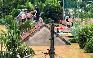 Nghệ An: Nước dâng lên nhanh, 40 học sinh dỡ mái ngói phòng trọ thoát ra ngoài
