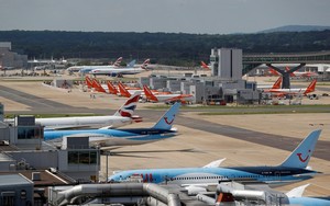 Clip: Sân bay Anh hủy hơn 160 chuyến bay do nhân viên kiểm soát không lưu mắc Covid-19