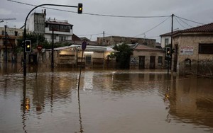 Hình ảnh Hy Lạp chìm trong biển nước sau trận mưa kỷ lục 