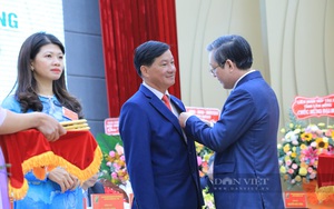 Ấn tượng hình ảnh Chủ tịch Hội NDVN trao tặng Kỷ niệm chương "Vì giai cấp nông dân" tới Bí thư Tỉnh ủy Lâm Đồng
