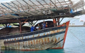Trung tâm Dịch vụ HC-KT đảo Trường Sa ở Khánh Hòa hỗ trợ sửa chữa tàu, đưa dân bị nạn đi cấp cứu