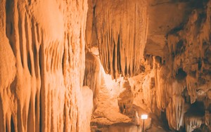 Một hang động ở Ninh Bình, bước vào bất ngờ vô số nhũ đá hình thù kỳ dị, tên nghe có người thảng thốt