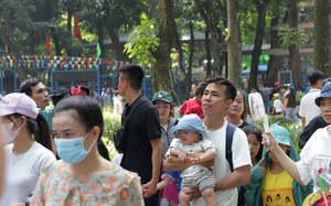 Công viên Thủ Lệ đông nghịt người trong ngày nghỉ lễ, người lớn trẻ nhỏ chen nhau đội nắng tham quan