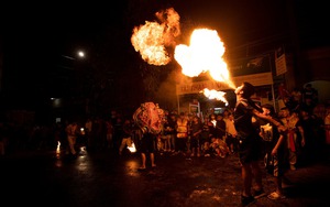 Chơi trò "phun lửa" đêm Trung thu, 3 cháu nhỏ ở Hà Nội bị bỏng nặng