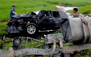 Ninh Bình: Xe tải tông xe con rơi xuống ruộng, 2 người bị thương nặng