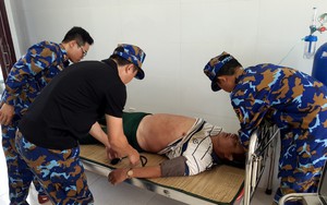 Trực thăng đưa 3 ngư dân bị nạn từ đảo Sinh Tồn, huyện Trường Sa, tỉnh Khánh Hòa vào bờ điều trị