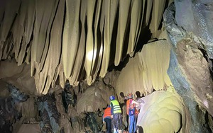 Quảng Bình: Phát hiện hang động nằm giữa rừng Trường Sơn với nhiều khối thạch nhũ độc đáo
