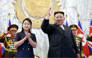Ông Kim Jong Un đưa con gái tới dự diễu binh nhân Quốc khánh Triều Tiên