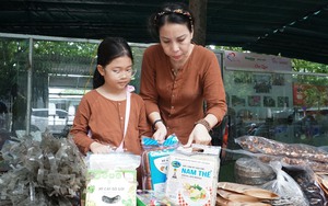 Đến “Chợ Quê” mua sản phẩm sạch chung tay tặng bệnh nhân nghèo bữa cơm yêu thương