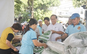 Người dân Đà Nẵng hào hứng mang rác thải tái chế, phế liệu đổi lấy phân bón, hạt giống