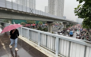 Gần trưa, đường phố Hà Nội vẫn ùn tắc vì mưa rét