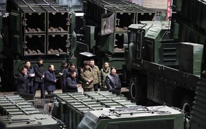 Hình ảnh ông Kim Jong Un, quan chức quân đội thị sát các nhà máy sản xuất vũ khí cực lớn của Triều Tiên