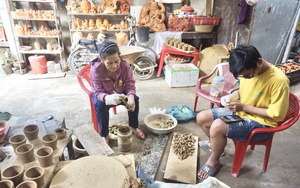 Làng cổ làm gốm 500 tuổi ở Quảng Nam đỏ lửa xuyên đêm, dân vọc đất nặn linh vật bán dịp Tết 2024