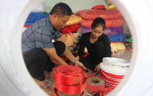 Làng nghề làm khăn xếp độc nhất ở Nam Định, càng gần Tết càng đông khách đến mua