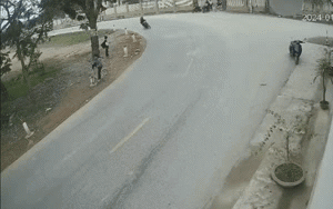 Clip NÓNG 24h: Thót tim khoảnh khắc 2 học sinh thoát chết thần kỳ trước bánh xe tải tại Nghệ An 