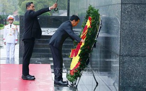 Tổng thống Indonesia vào Lăng viếng Chủ tịch Hồ Chí Minh và màn bắn đại bác chào mừng ông tại Hà Nội