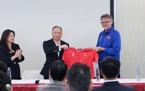 ĐT Việt Nam nhận quà “Hoa hồng sa mạc” trước thềm Asian Cup 2024