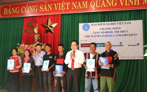Agribank tỉnh Đắk Lắk trao sổ BHXH và thẻ BHYT cho người dân có hoàn cảnh khó khăn