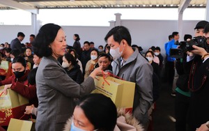 Trưởng ban Tổ chức Trung ương Trương Thị Mai thăm, tặng quà Tết cho công nhân ở Lâm Đồng